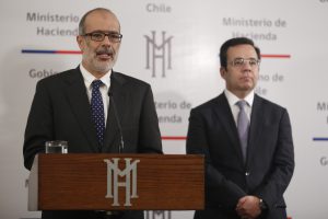 30 de Marzo del 2016/SANTIAGO El Ministro de Hacienda, Rodrigo Valds(c) junto al Ministro de Economa, Fomento y Turismo, Luis Felipe Cspedes(d) ofrecieron punto de prensa en relacin al Ao de la Productividad FOTO:FRANCISCO FLORES SEGUEL /AGENCIAUNO